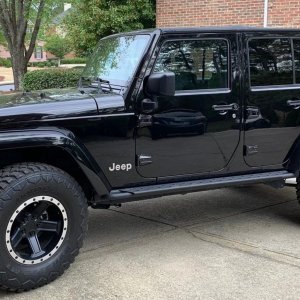 JEEP with ROVOS WHEELS.jpg